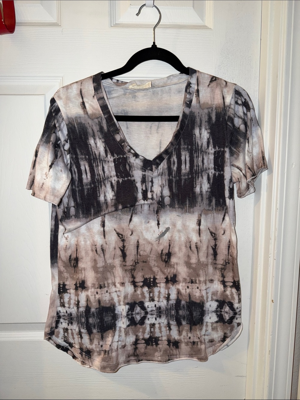 Avery Neutral Tie-Dye V-Neck Short Sleeve Tee - Black & Brown